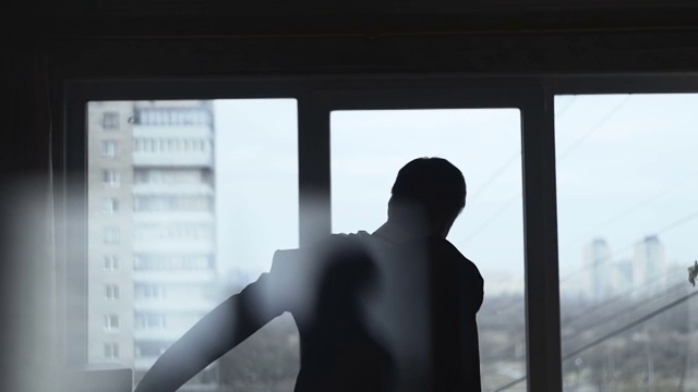 靠窗穿西服的男人视频素材画面2