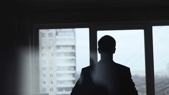 靠窗穿西服的男人视频素材画面3