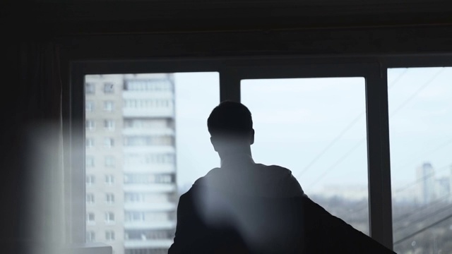 靠窗穿西服的男人视频素材画面4