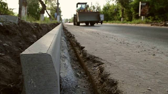 道路的建设和限制物的安装视频素材画面1