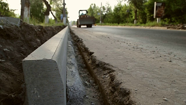 道路的建设和限制物的安装视频素材画面2