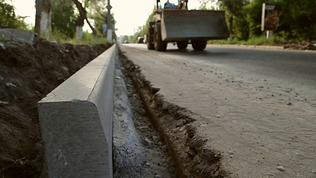 道路的建设和限制物的安装视频素材画面3