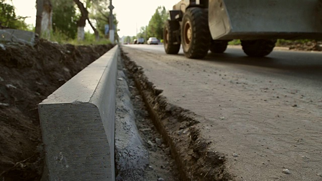 道路的建设和限制物的安装视频素材画面4