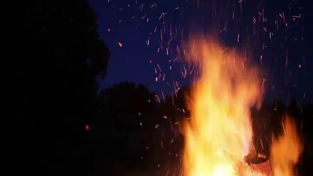 火焰和火花在黑暗的背景。视频素材