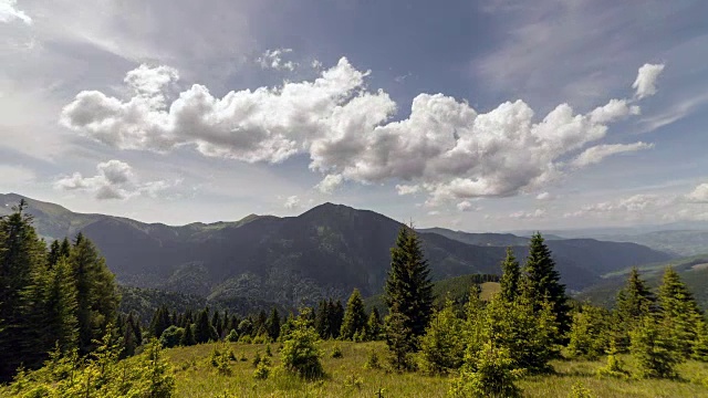 喀尔巴阡山夏日美景，蓝天白云视频素材