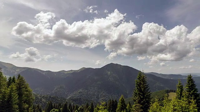 喀尔巴阡山夏日美景，蓝天白云视频素材