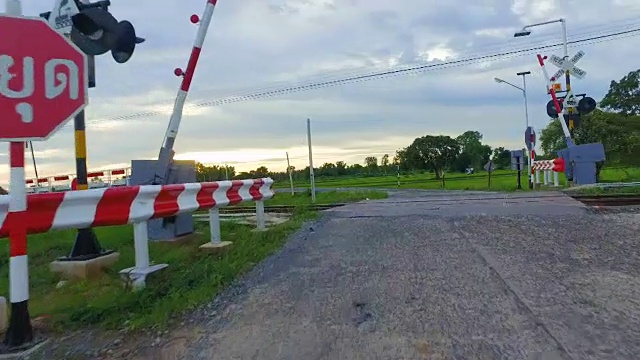 POV -在日落时分开着车在乡村道路上行驶。Sisaket、泰国视频素材