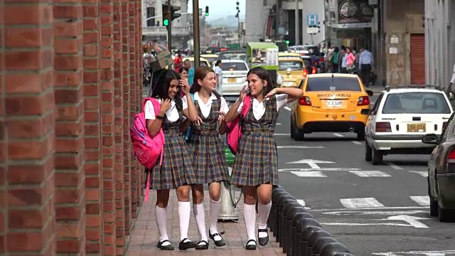 在市中心散步的少女学生视频素材