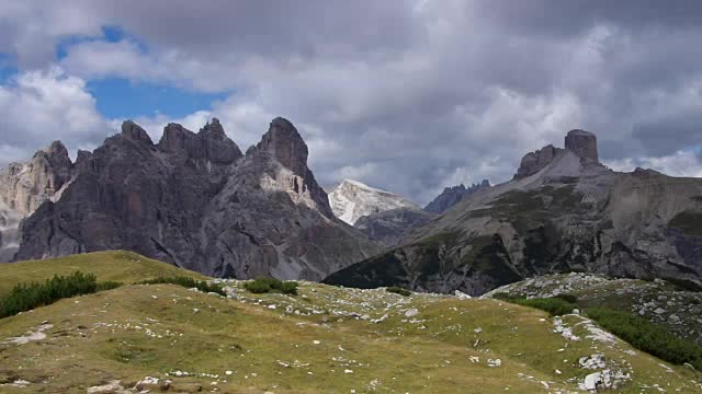 在Dolomites的Tre Cime di Lavaredo阿尔卑斯俱乐部小屋视频下载