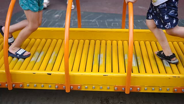 孩子们在操场上玩耍视频素材画面3