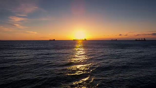 鸟瞰海水、货船和美丽的日出视频素材