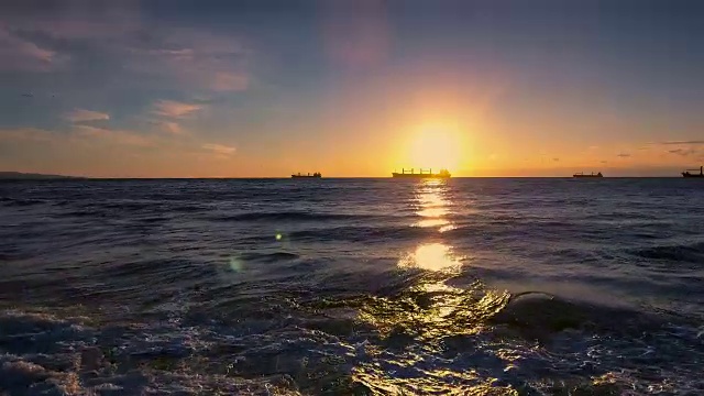 鸟瞰海水、货船和美丽的日出视频素材