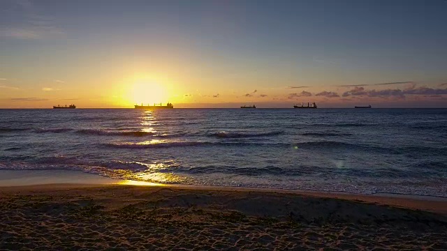 鸟瞰海水、货船和美丽的日出视频素材