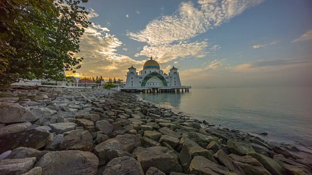 马六甲海峡的日出漂浮清真寺，或Masjid塞拉特视频素材