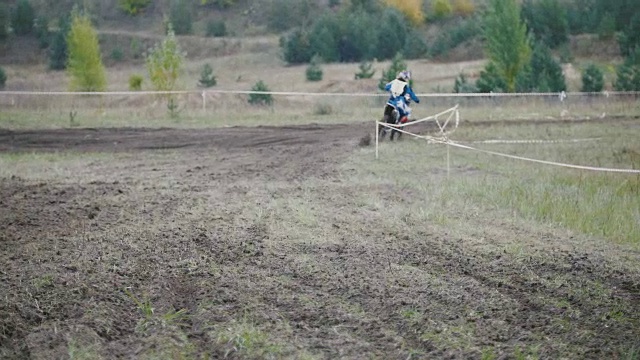 越野摩托车手开始骑他的越野MX摩托车扬起灰尘的后视镜视频素材