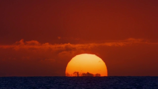 宽镜头延时太阳在云后面和海洋/毛伊岛，夏威夷视频素材