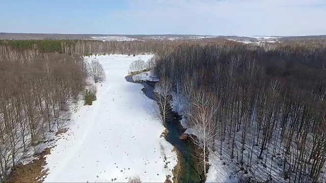 从小溪和湖水的高度鸟瞰视频素材