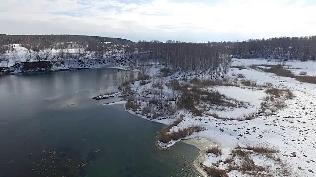 泉水从湖上鸟瞰高处视频下载