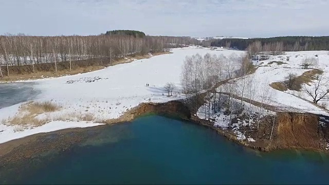 在春天的湖水中鸟儿从高处飞翔视频素材