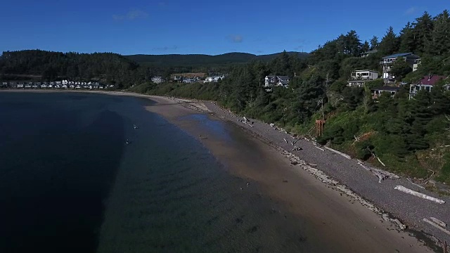 海岸的过街天桥视频素材