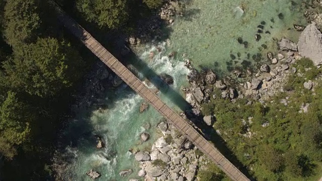 航拍:汹涌的绿松石河和在岩石河床中奔流的白浪急流视频素材