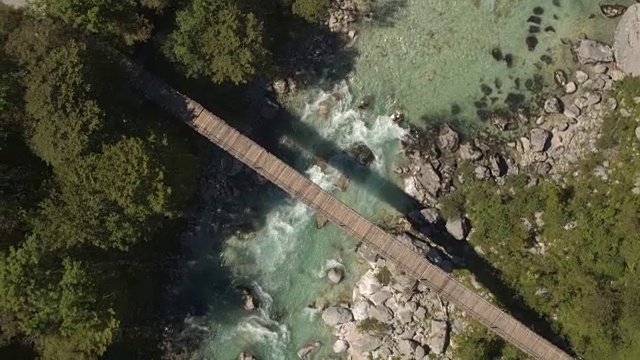 鸟瞰图:汹涌的翡翠河和在岩石河床中奔流的白水急流视频素材