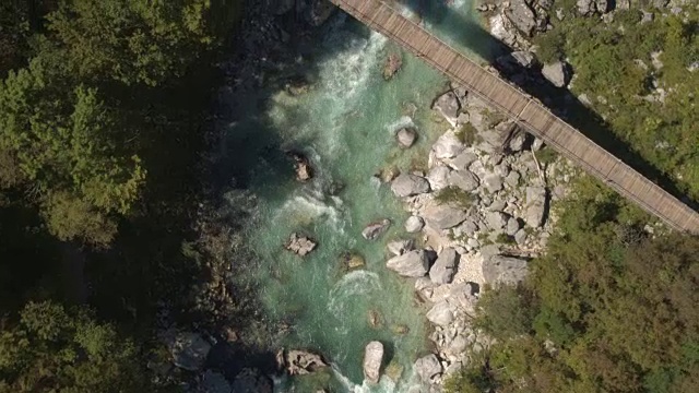 航拍:汹涌的绿色河流和在岩石河床中奔流的白水急流视频素材