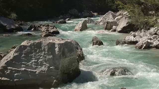 空中，近距离:令人惊叹的翡翠维持河流之间的大岩石快速运行视频素材