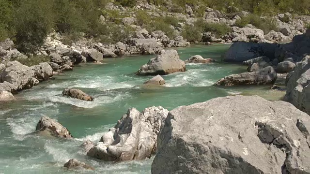 空中，近距离:惊人的翡翠维持河流之间的大岩石视频素材