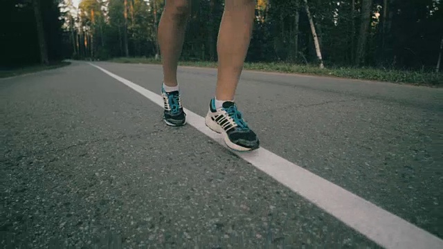 一个女人在柏油路上跑，动作超级慢视频素材