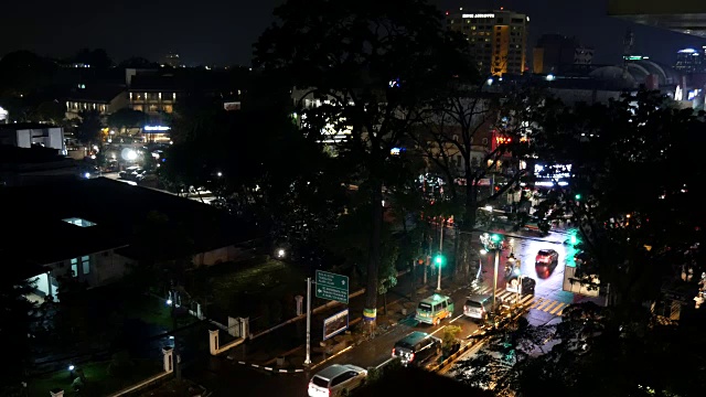 印度尼西亚邦顿的夜间交通视频素材