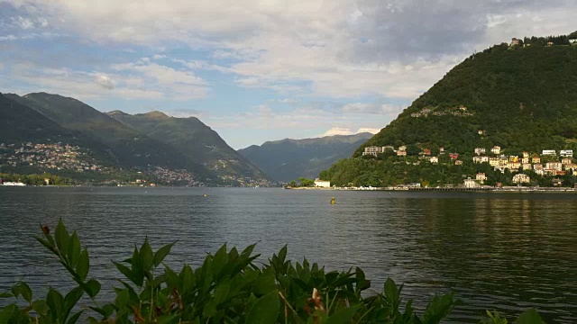 意大利夏日灯光著名的科莫湖湾绿地步行全景4k视频素材