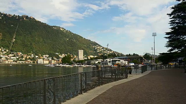 意大利夏日科莫湖城海湾码头步行全景4k视频素材