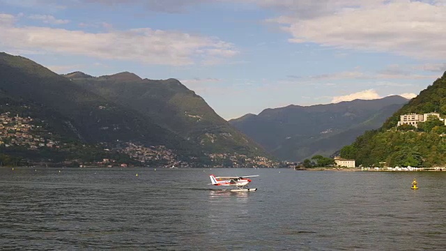 意大利夏日著名的科莫湖漂浮飞机乘坐海湾全景4k视频素材