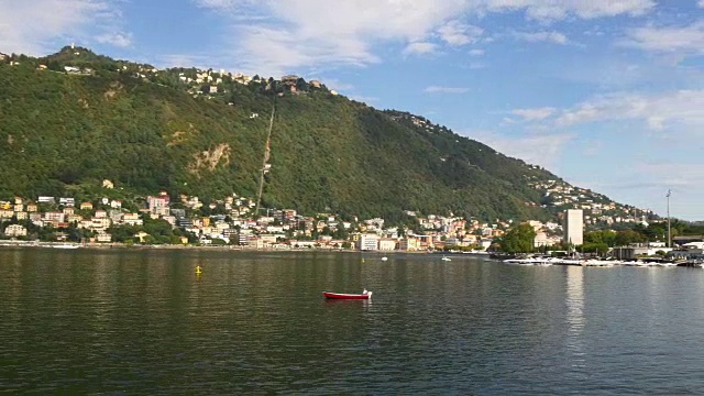 意大利夏日著名的科莫湖湾人行横道山地海岸线全景4k视频素材