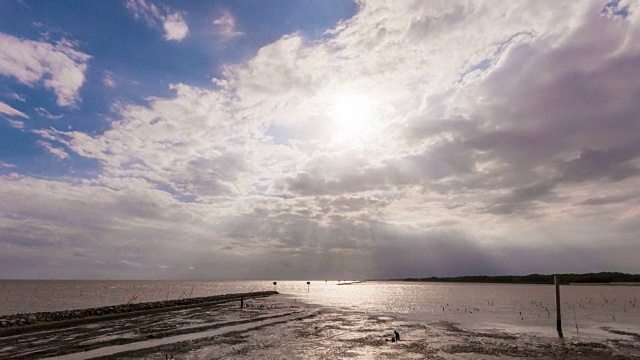 时间流逝拍摄多云的天空和海，沙慕普拉坎，泰国视频素材