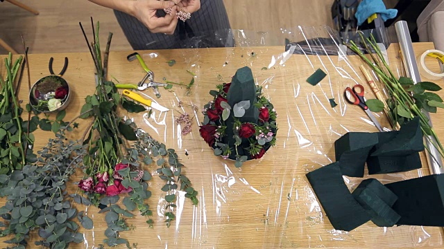 从上面看花店工作与花卉组成在桌子上视频素材画面1