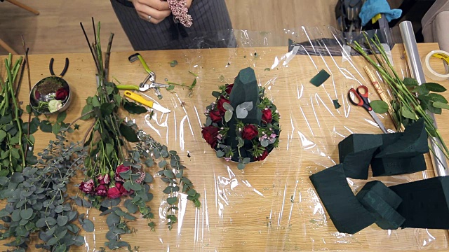 从上面看花店工作与花卉组成在桌子上视频素材画面2