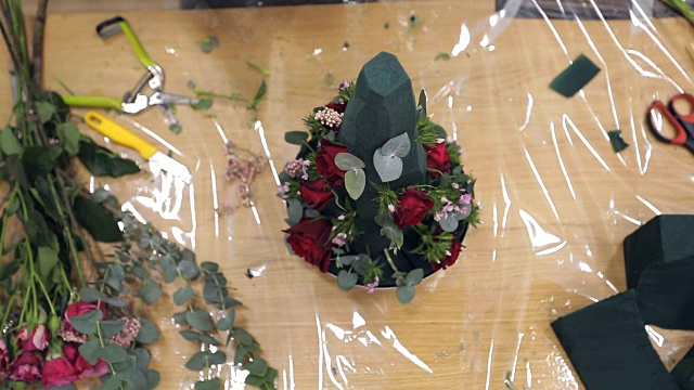 花店装饰花束由绿色和美丽的天然花卉视频素材画面1