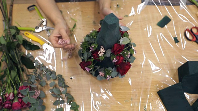 花店装饰花束由绿色和美丽的天然花卉视频素材画面2