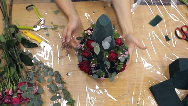 花店装饰花束由绿色和美丽的天然花卉视频素材画面3