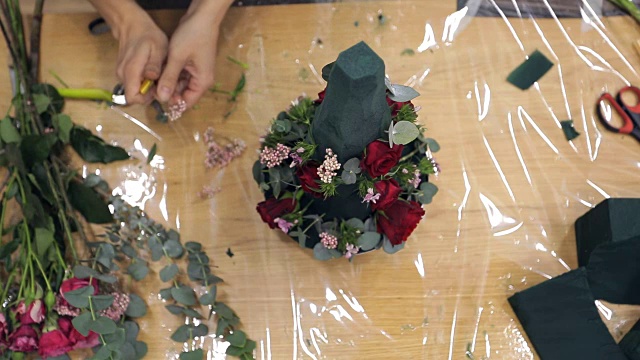 花店装饰花束由绿色和美丽的天然花卉视频素材画面4