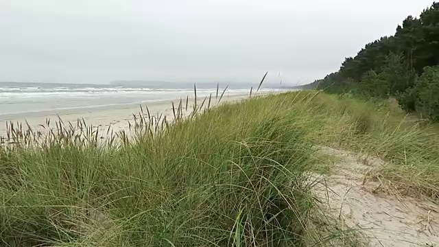 德国普罗拉(鲁根岛)海滩上的景观。秋天的时间。暴风雨天气。视频素材