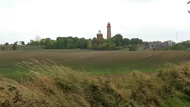 普加滕的阿科纳角灯塔的暴风雨天气。波罗的海海岸。(Mecklenburg-Vorpommern,德国)。秋天。吕根岛岛视频素材