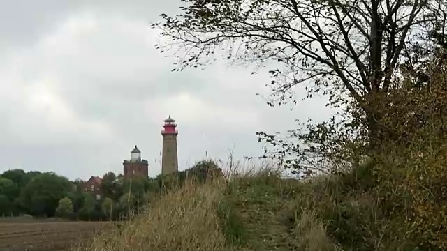 普加滕的阿科纳角灯塔的暴风雨天气。波罗的海海岸。(Mecklenburg-Vorpommern,德国)。秋天。吕根岛岛视频素材