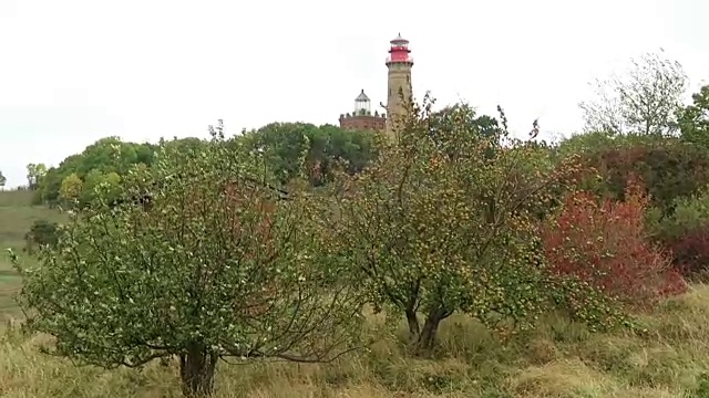 普加滕的阿科纳角灯塔的暴风雨天气。波罗的海海岸。(Mecklenburg-Vorpommern,德国)。秋天。吕根岛岛视频素材