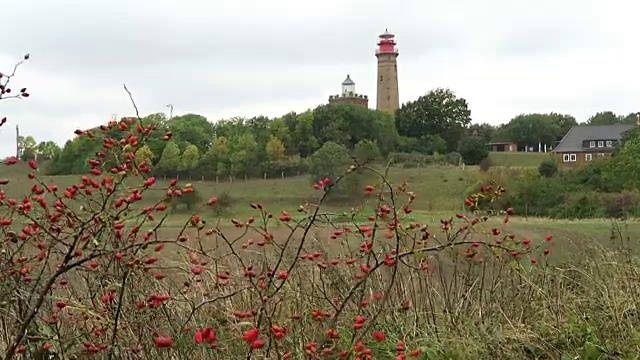 普加滕的阿科纳角灯塔的暴风雨天气。波罗的海海岸。(Mecklenburg-Vorpommern,德国)。秋天。吕根岛岛视频素材