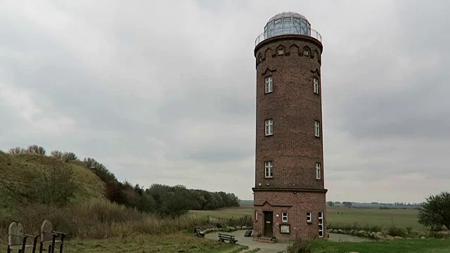 普加滕的阿科纳角灯塔的暴风雨天气。波罗的海海岸。(Mecklenburg-Vorpommern,德国)。秋天。吕根岛岛视频素材