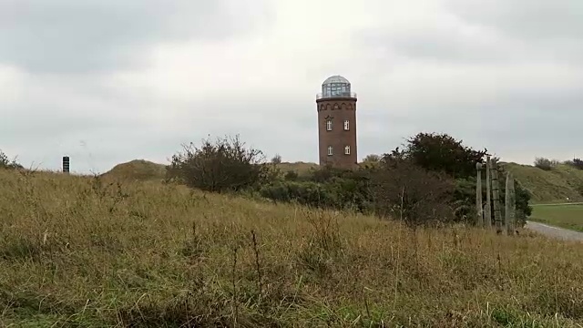 普加滕的阿科纳角灯塔的暴风雨天气。波罗的海海岸。(Mecklenburg-Vorpommern,德国)。秋天。吕根岛岛视频素材