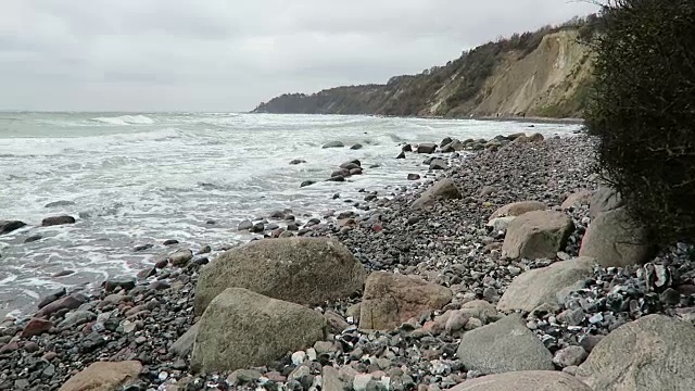 波罗的海沿岸的阿科纳角海滩景观。白垩崖和黑刺李丛。(德国梅克伦堡- vorpommern)鲁根岛。视频素材